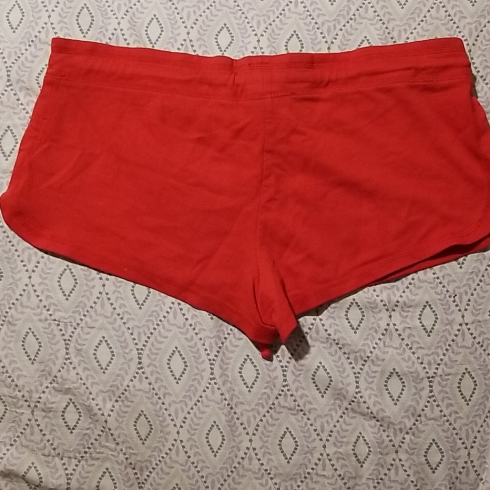 Red shorts - Picture 2 of 4